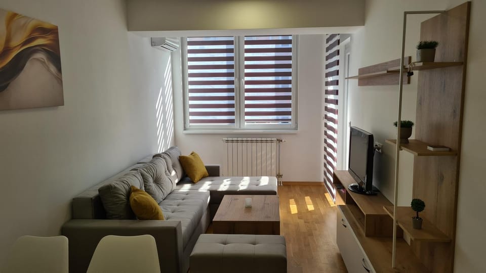 TV and multimedia, Living room, Seating area, Evening entertainment