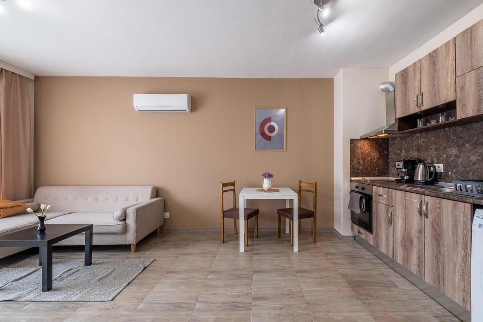 Kitchen or kitchenette, Seating area, Dining area, pet friendly, air conditioner