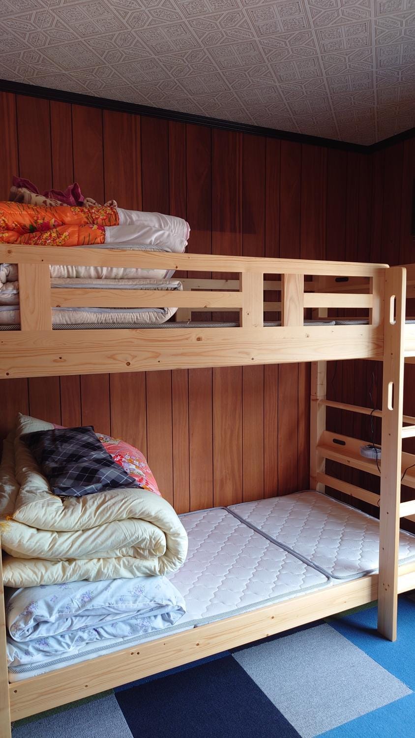 Bedroom, Street view, bunk bed