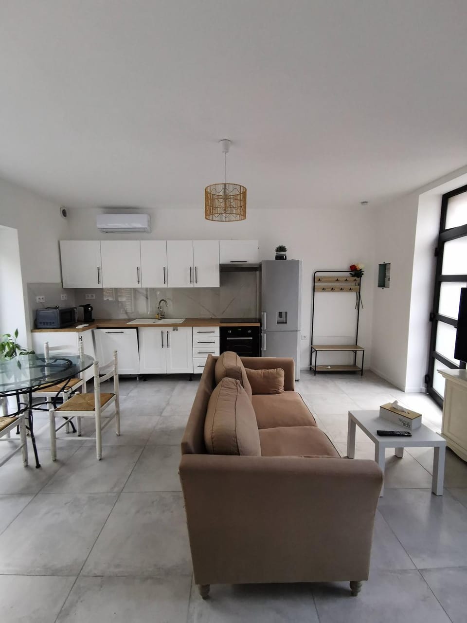 Kitchen or kitchenette, Living room, Seating area, Dining area, oven, air conditioner