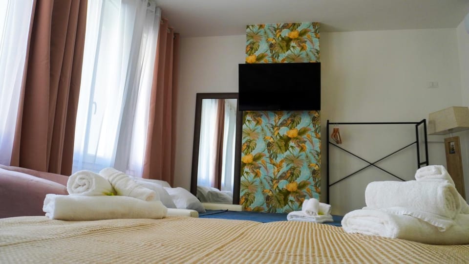 Bed, TV and multimedia, Photo of the whole room, Evening entertainment, towels