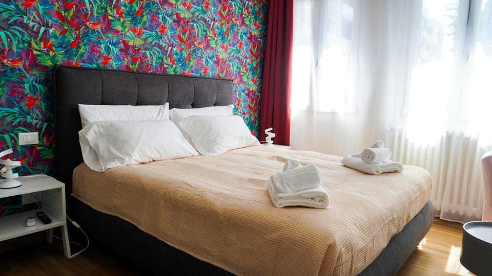 Photo of the whole room, Bedroom, towels