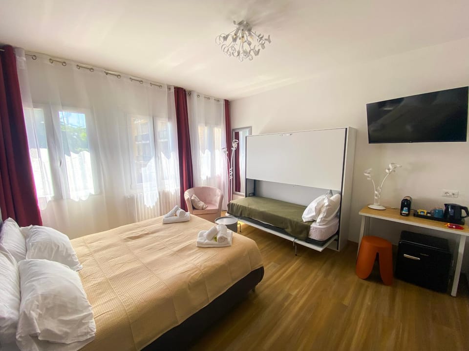 Bed, TV and multimedia, Photo of the whole room, Bedroom, bunk bed