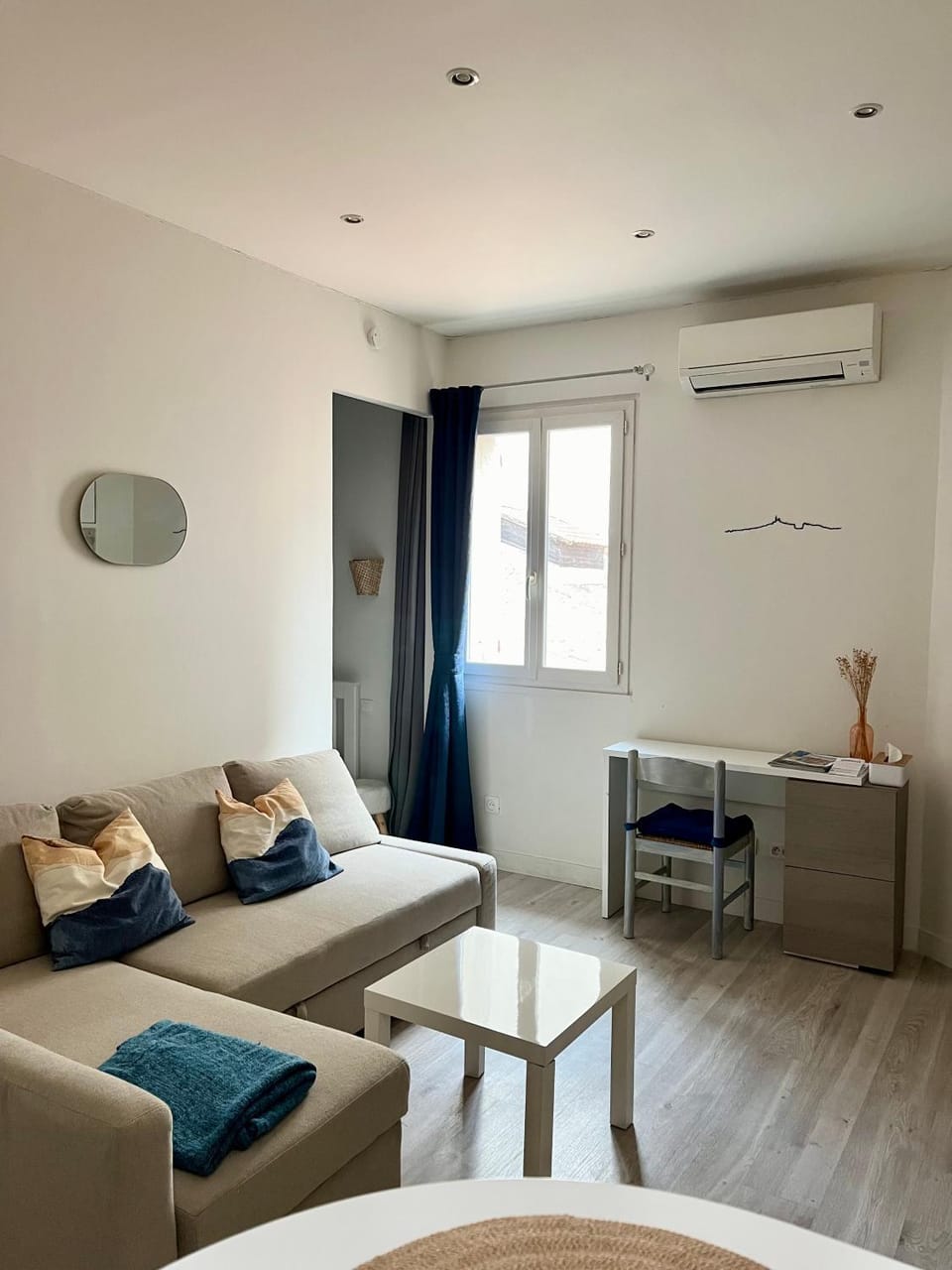 Living room, Seating area, air conditioner