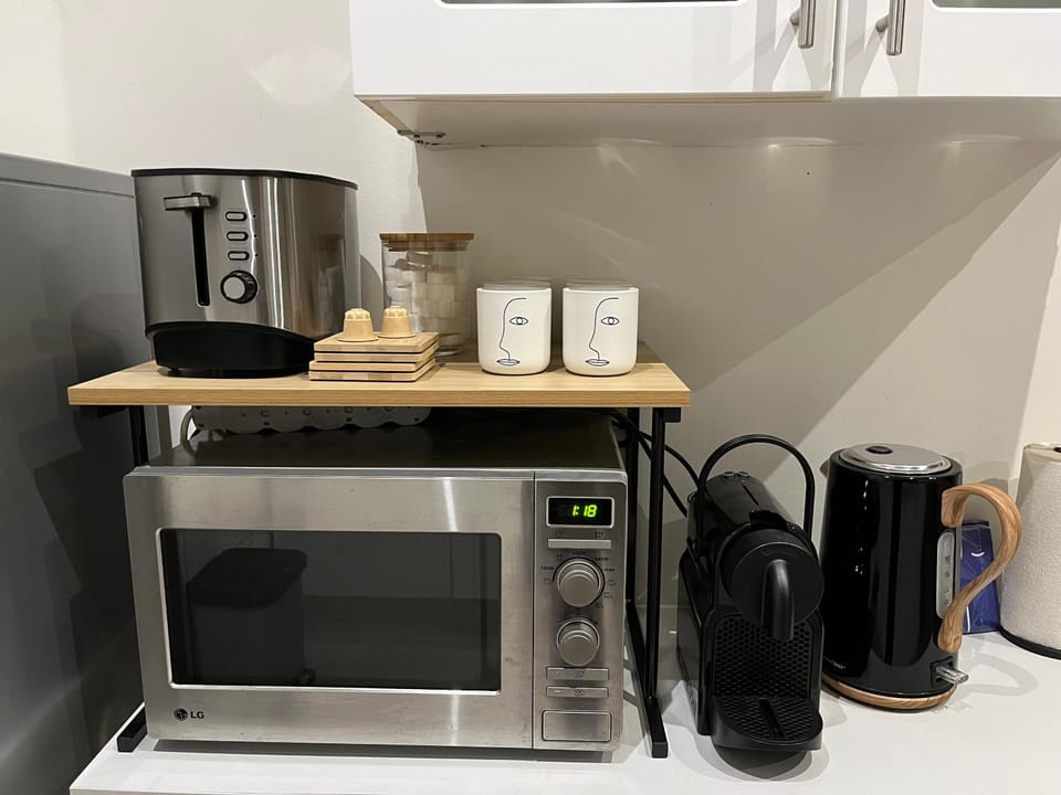 Coffee/tea facilities, microwave, oven, toaster