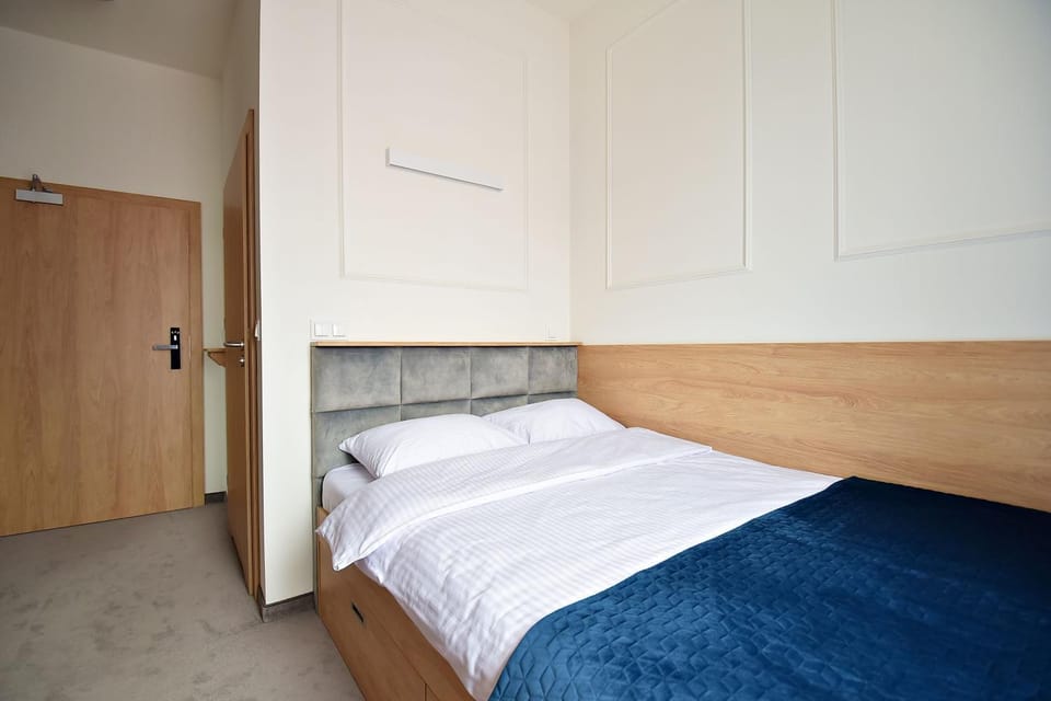 Communal lounge/ TV room, Bed, TV and multimedia, Living room, Photo of the whole room, Seating area, Evening entertainment, Bedroom, hair dresser, towels, wardrobe