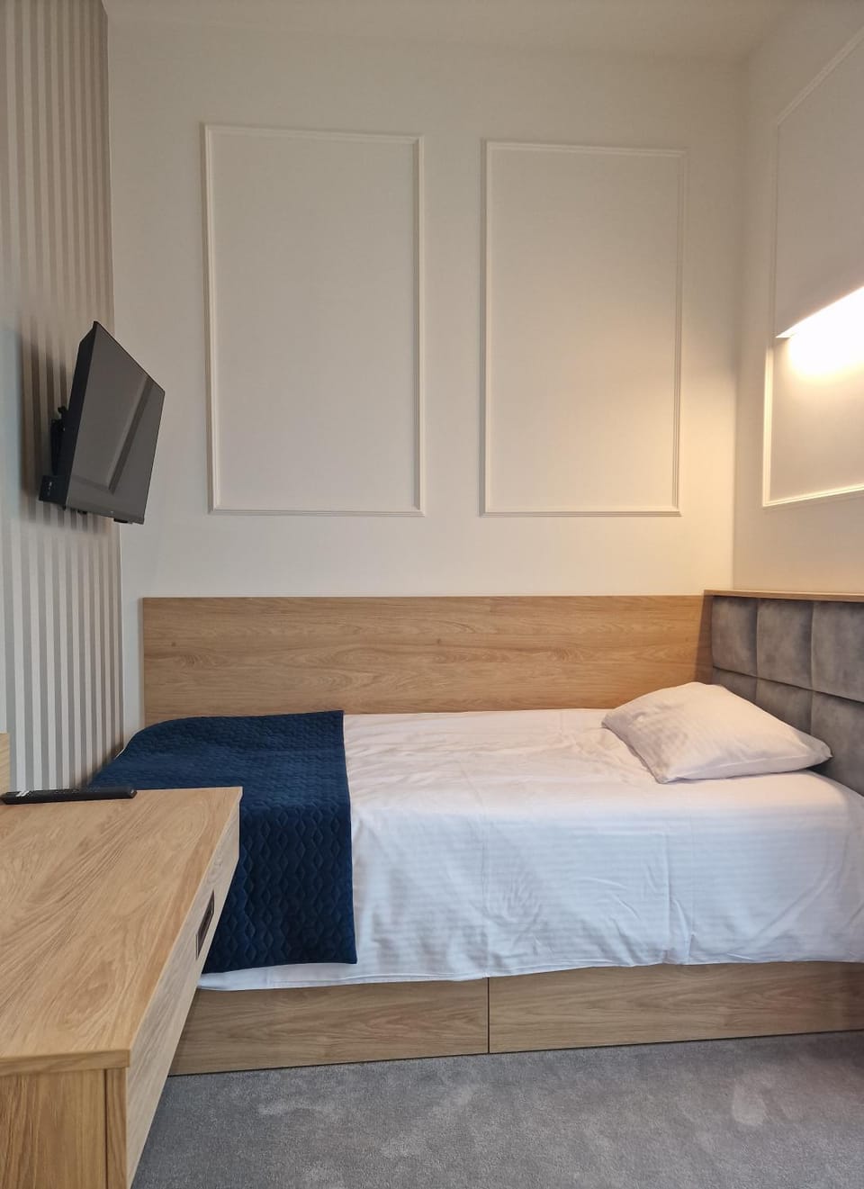 Bed, TV and multimedia, Photo of the whole room, Bedroom