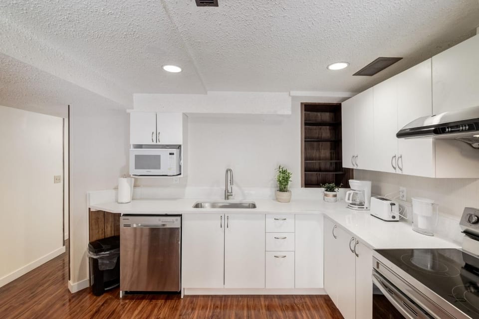 Coffee/tea facilities, Kitchen or kitchenette, dishwasher, oven, stove