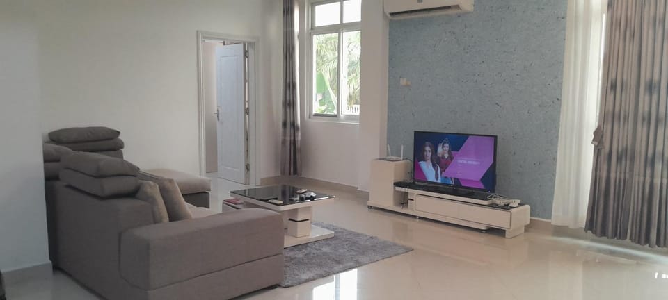 Communal lounge/ TV room, TV and multimedia, Living room, Seating area, air conditioner