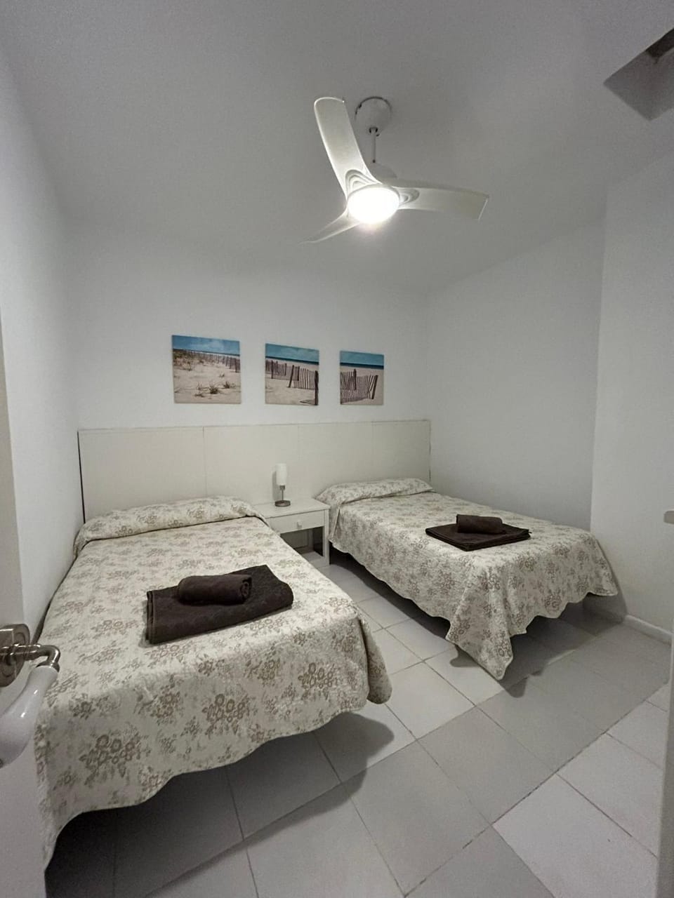 Photo of the whole room, Bedroom, fireplace, towels