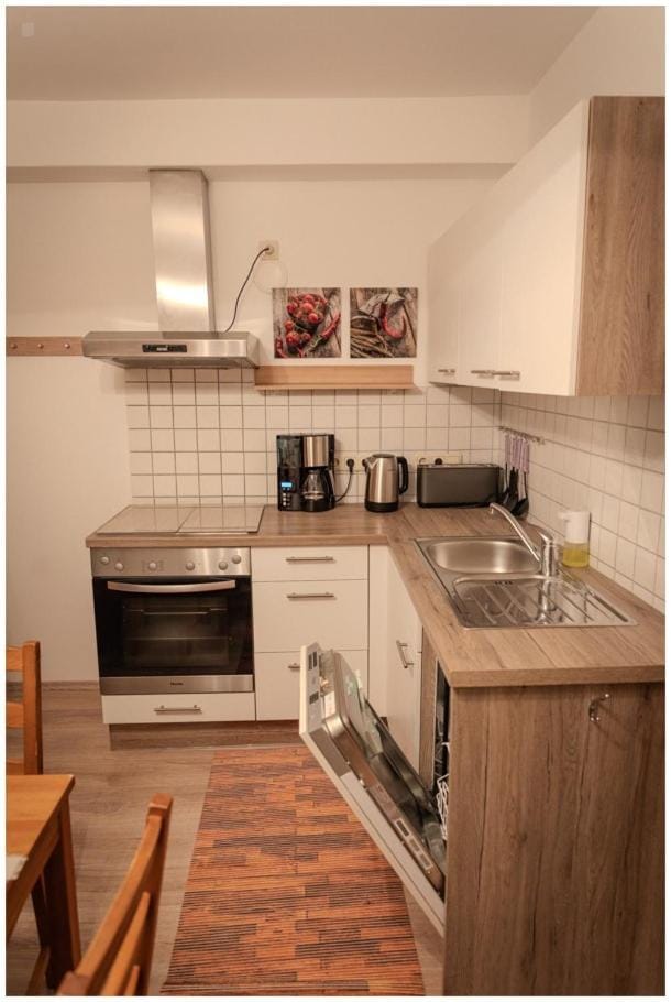 Kitchen or kitchenette, pet friendly, stove, toaster