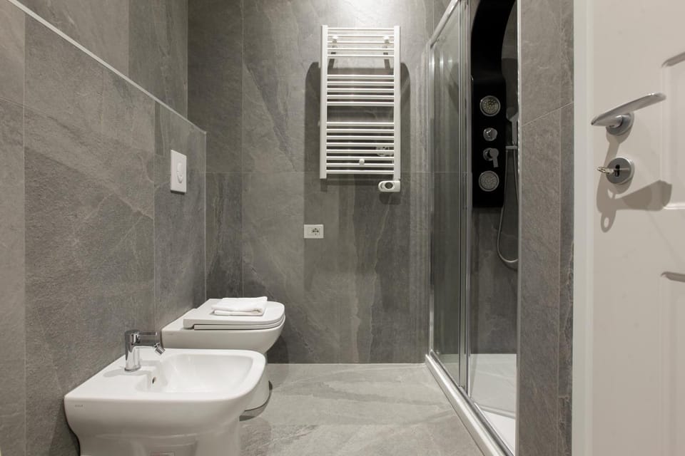 Shower, Toilet, Bathroom, bidet, towels
