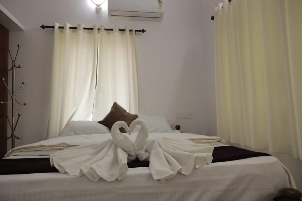 Photo of the whole room, Bedroom, air conditioner