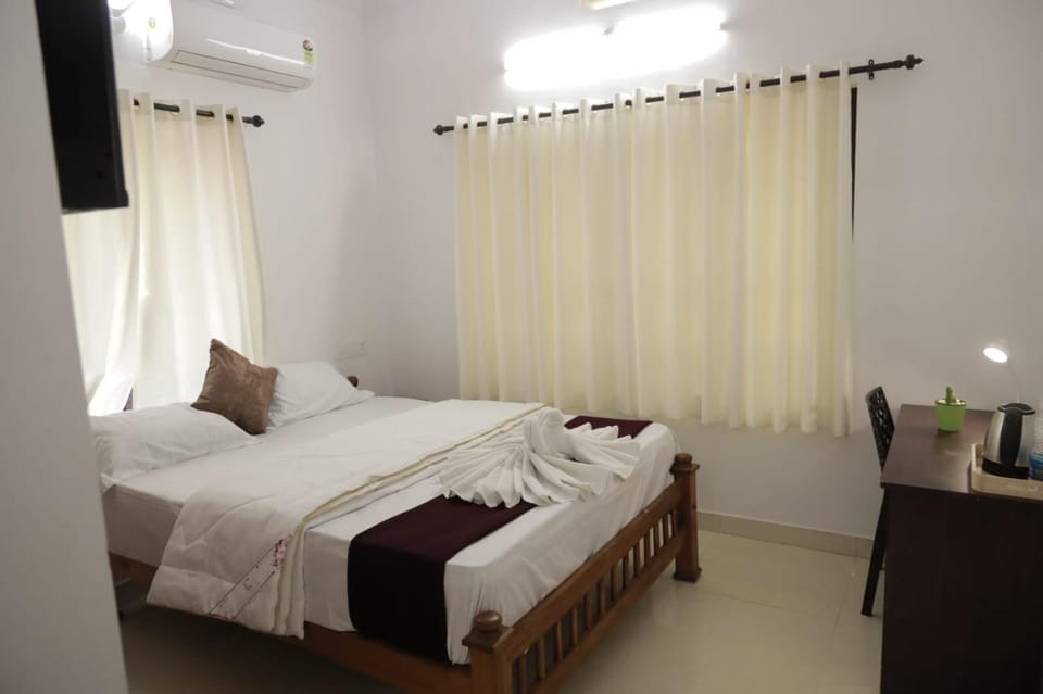 Bed, TV and multimedia, Photo of the whole room, Bedroom