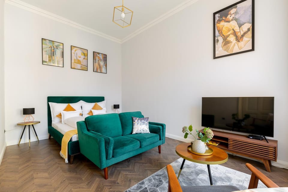 Communal lounge/ TV room, Bed, Living room, Seating area, Evening entertainment, Bedroom