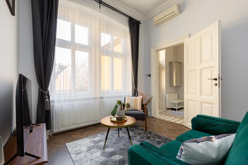 Bed, TV and multimedia, Living room, Seating area, Bedroom, internet, air conditioner