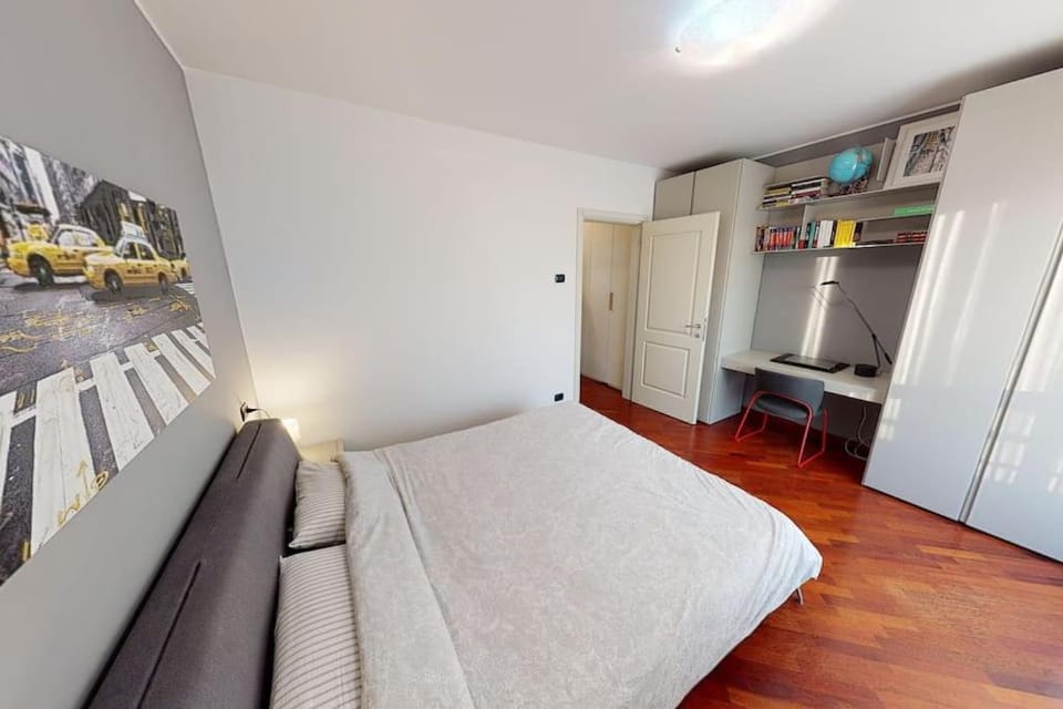 Bed, Photo of the whole room, wardrobe, air conditioner