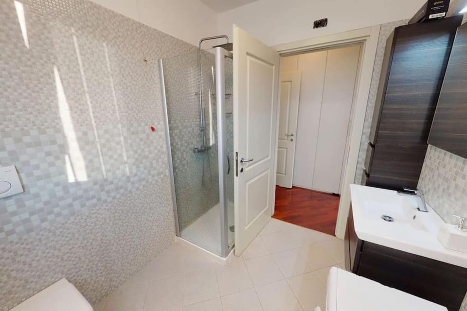 Shower, wardrobe