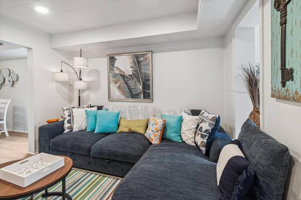 White House Bungalow Apartment in Bay City