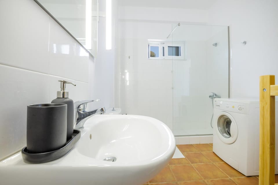 Shower, Toilet, Bathroom, towels, washing machine