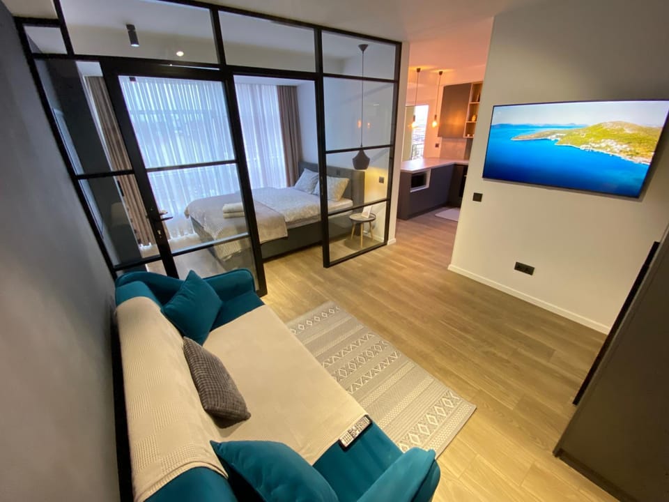 Bed, TV and multimedia, Living room, Photo of the whole room, Seating area, Bedroom
