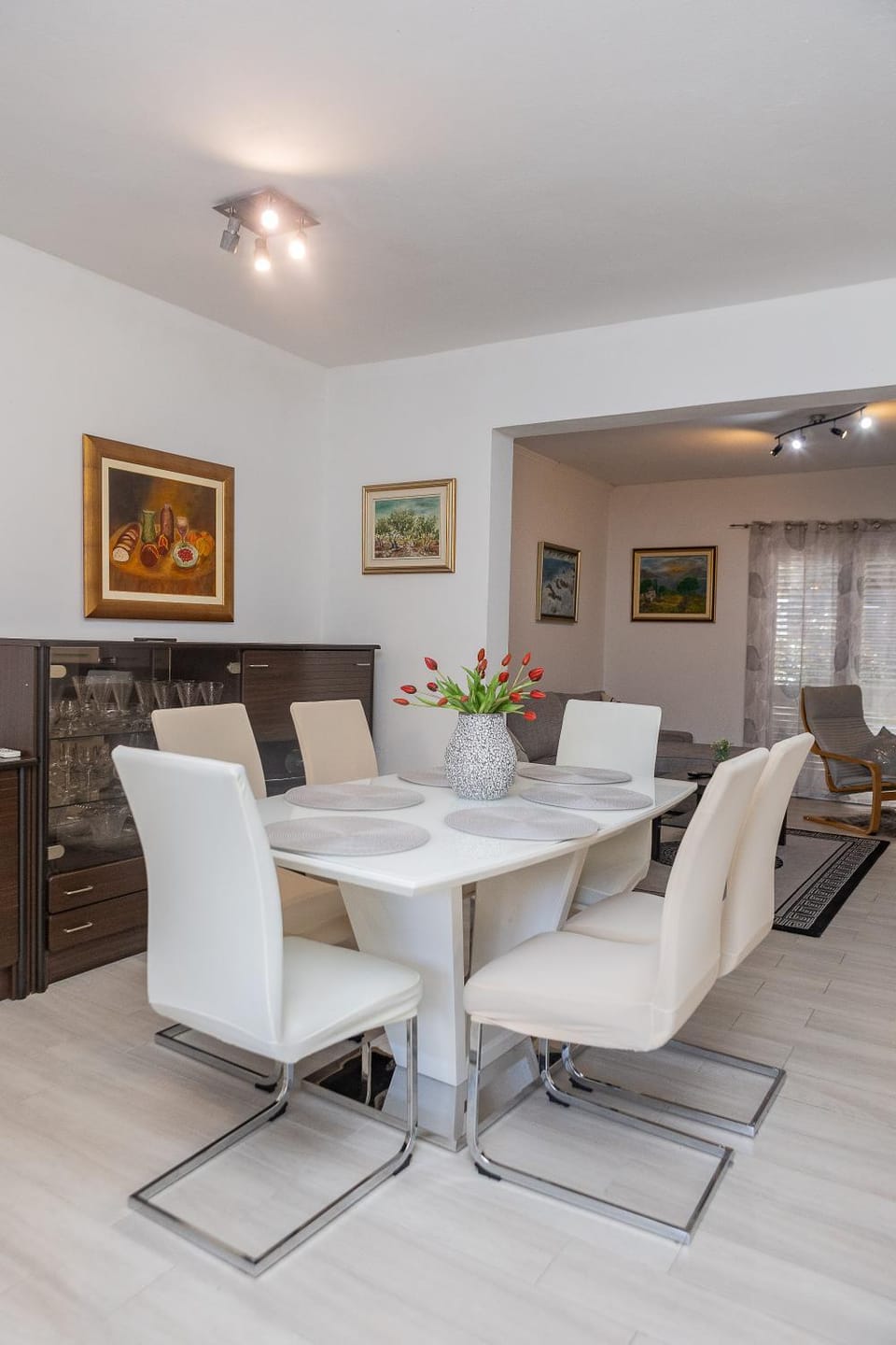Seating area, Dining area
