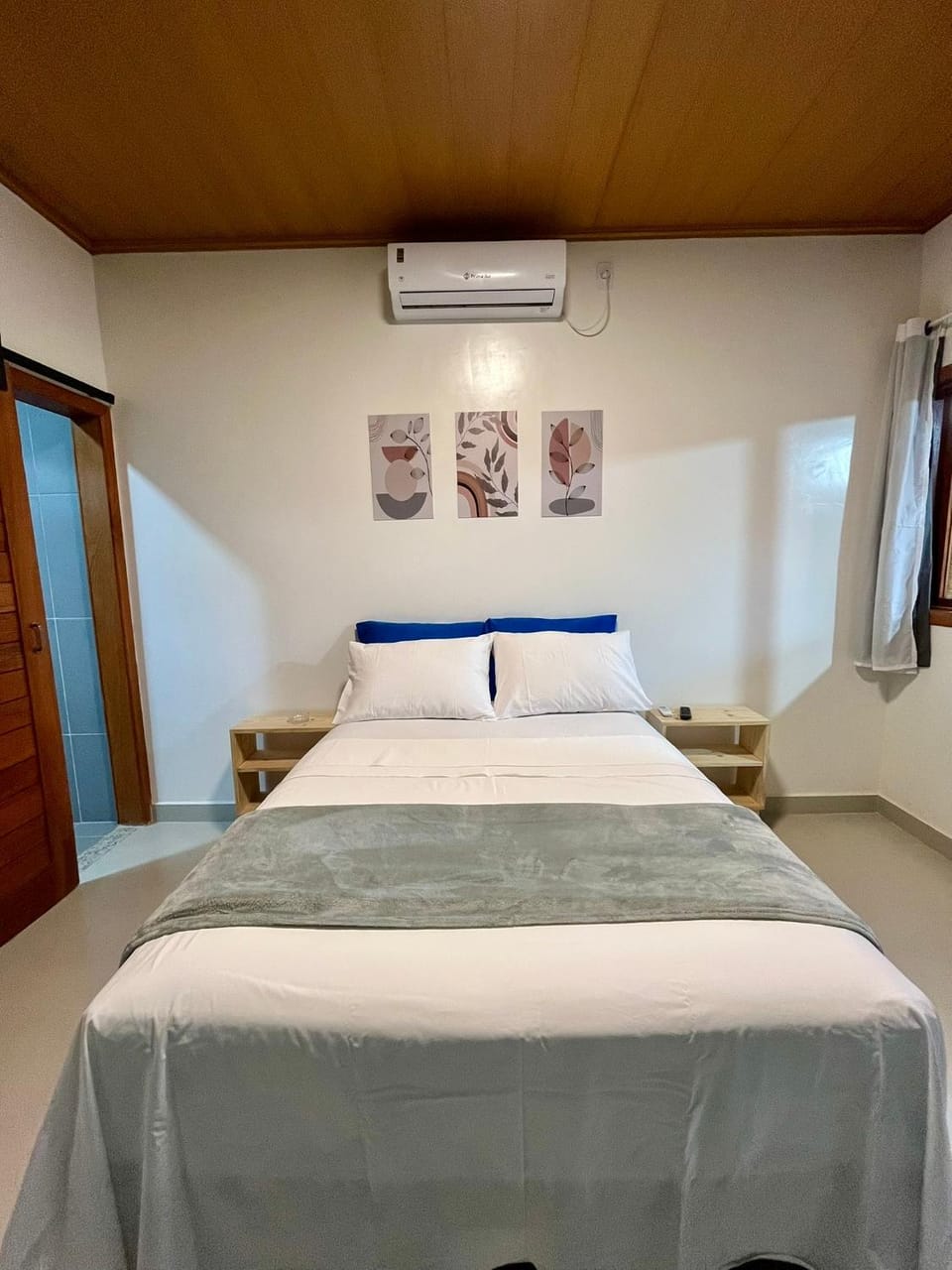 Bed, Photo of the whole room, Bedroom, air conditioner