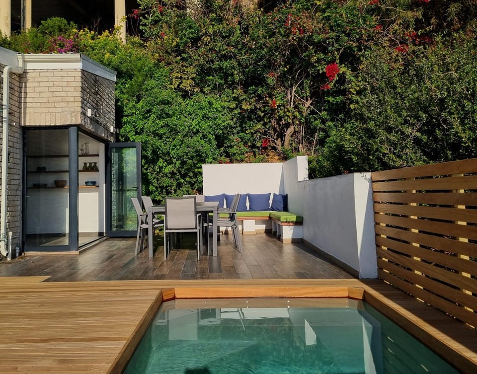 Property building, Dining area, Pool view, Pool view, Swimming pool
