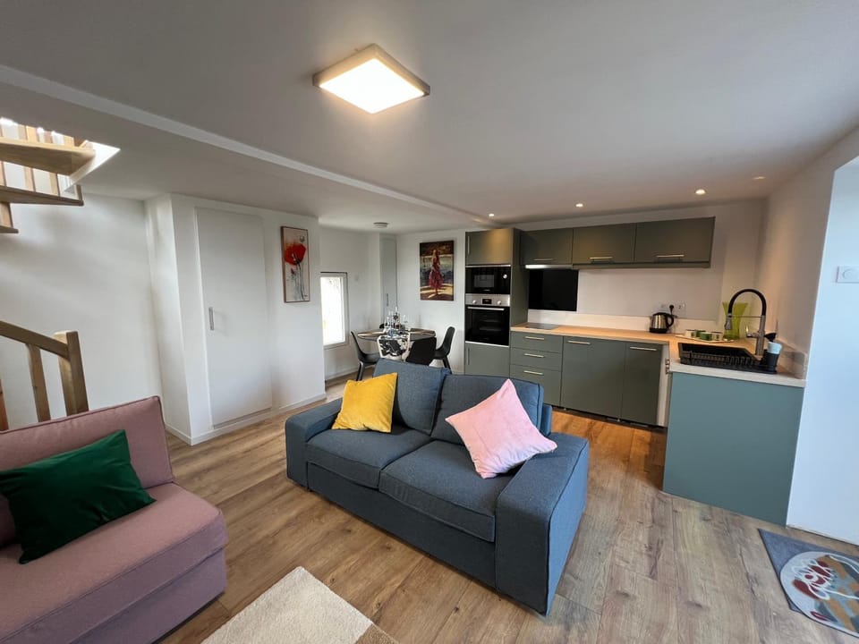 Kitchen or kitchenette, Living room, Seating area, Dining area, stove