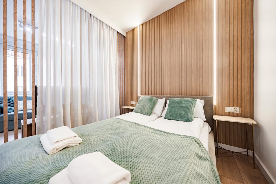 Bedroom, towels