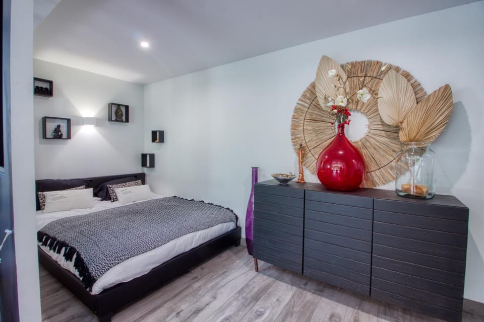 Bed, Photo of the whole room, Decorative detail, Bedroom