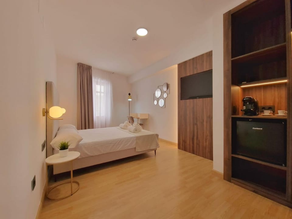 Bed, TV and multimedia, Photo of the whole room, Bedroom, wardrobe