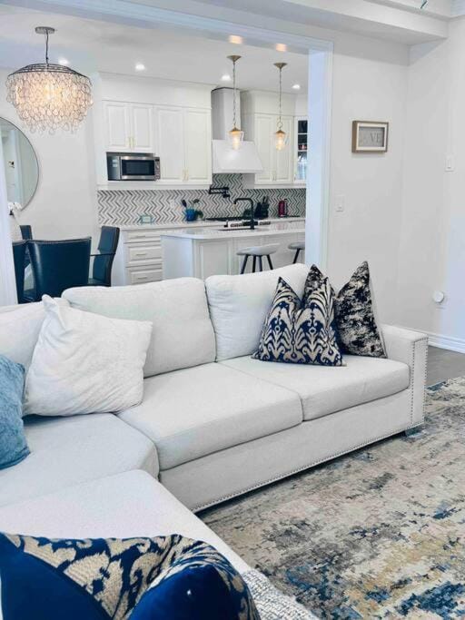 Luxury Oakville Home, Hot Tub, Fireplace, New Home House in Oakville