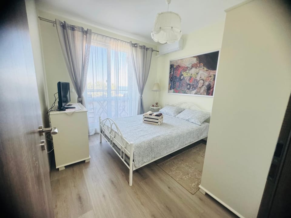 Bed, TV and multimedia, Bedroom
