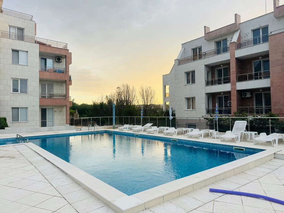 Property building, Day, Pool view, Swimming pool, sunbed