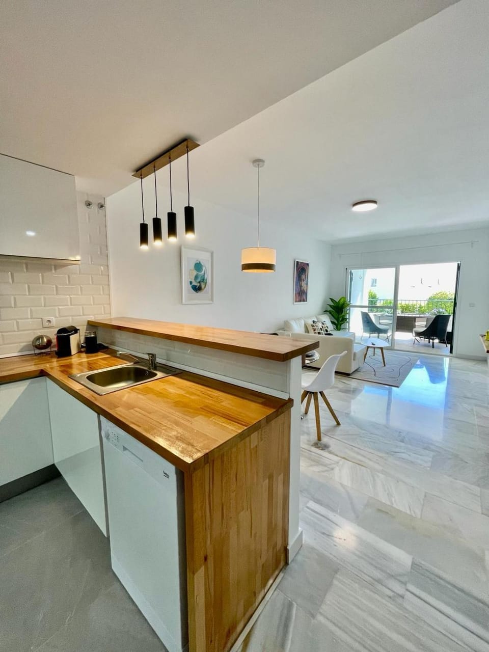 Kitchen or kitchenette, Dining area