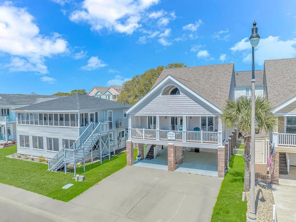 Stunning and Spacious 3 Bedroom House with Fireplace! Steps From the Ocean- Memory at the Sea! House in North Myrtle Beach
