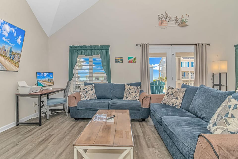 Stunning and Spacious 3 Bedroom House with Fireplace! Steps From the Ocean- Memory at the Sea! House in North Myrtle Beach