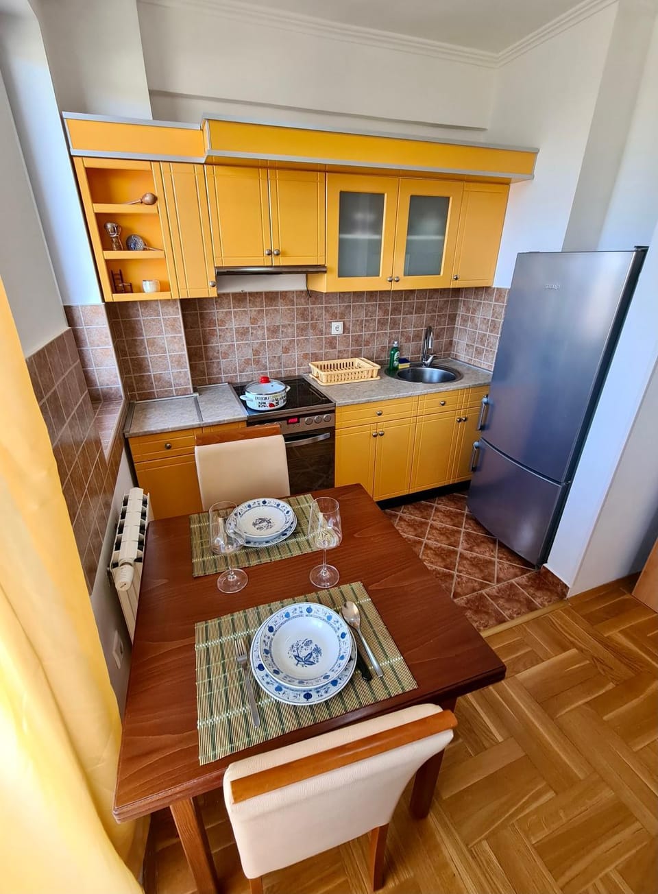 Kitchen or kitchenette, Dining area