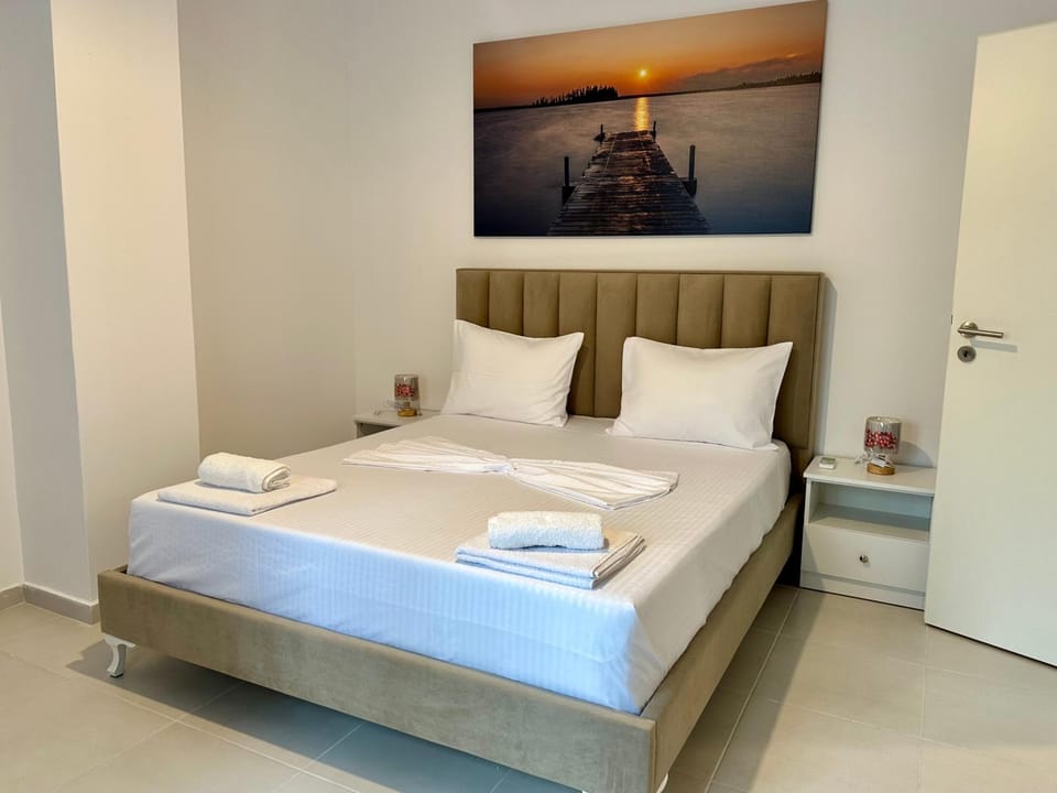 Bed, Photo of the whole room, Bedroom, towels