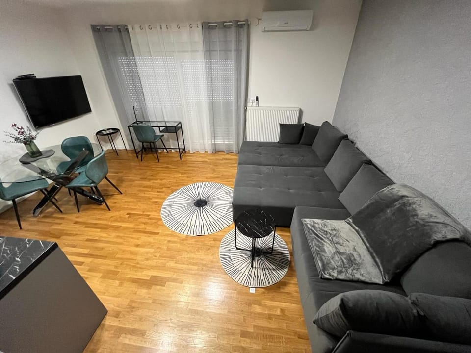 Communal lounge/ TV room, TV and multimedia, Living room, Seating area, Evening entertainment, air conditioner