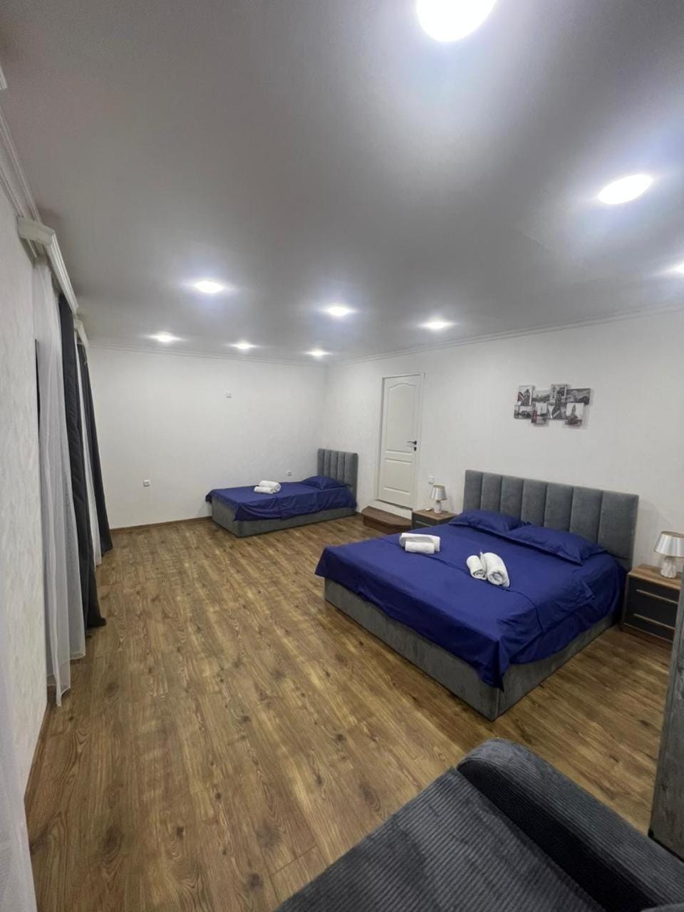 Photo of the whole room, Seating area