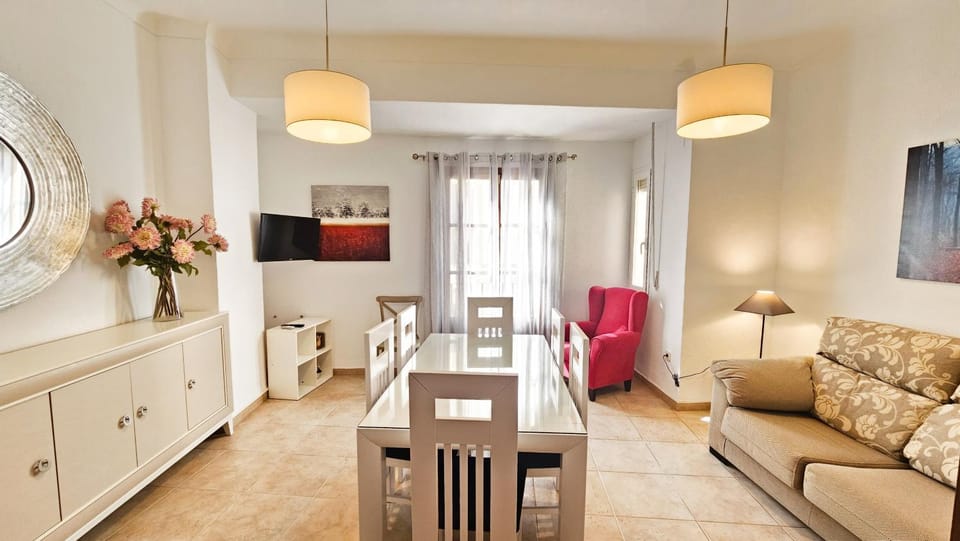 TV and multimedia, Living room, Seating area, Dining area