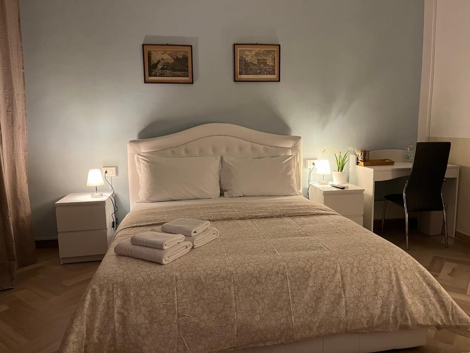 Bed, Photo of the whole room, towels