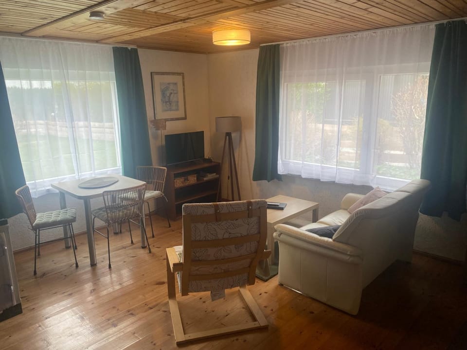 TV and multimedia, Living room, Seating area, Evening entertainment