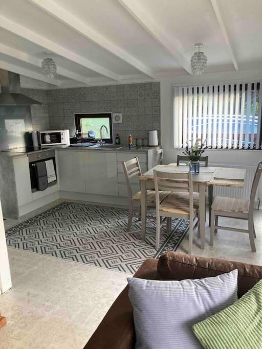 Kitchen or kitchenette, Dining area, minibar, pet friendly, stove