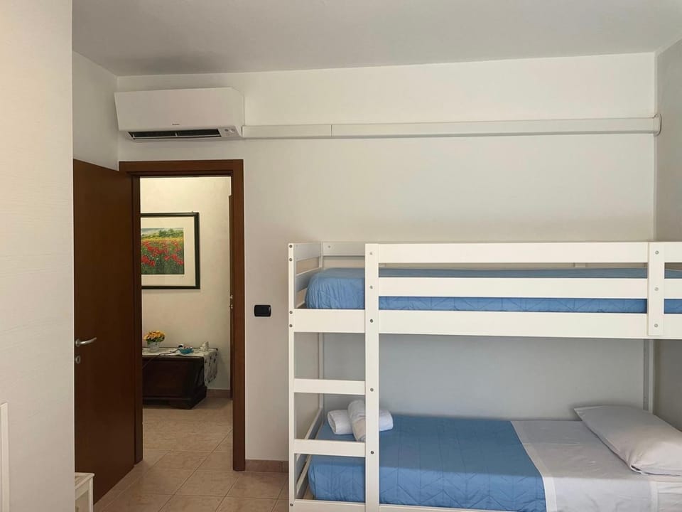 bunk bed, towels