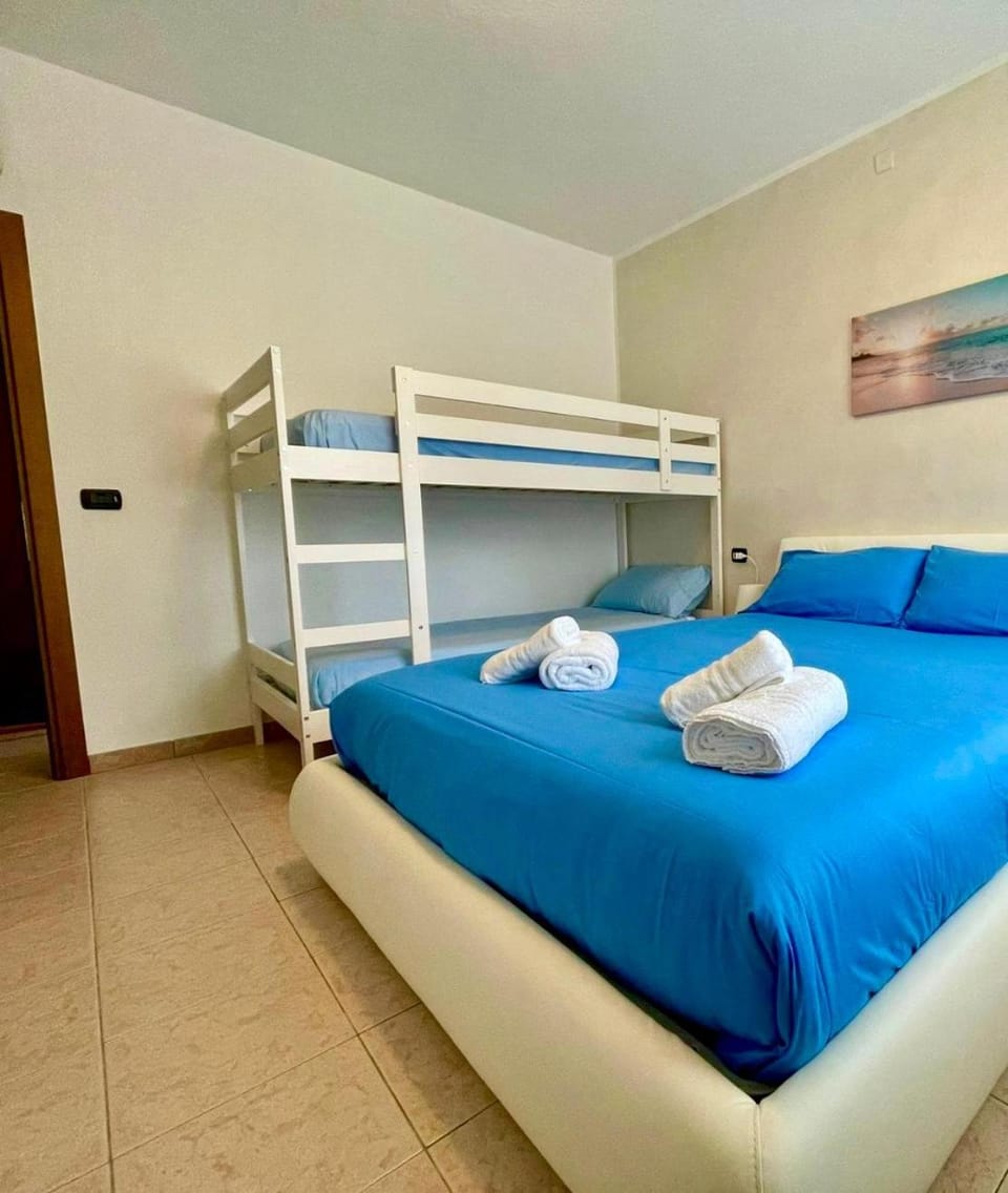 Bed, Photo of the whole room, Bedroom, bunk bed, towels