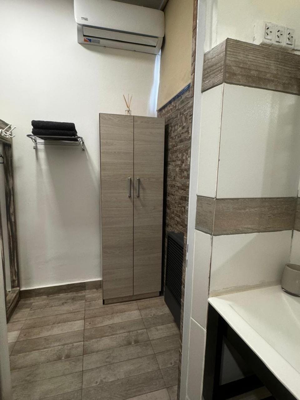 towels, wardrobe, air conditioner