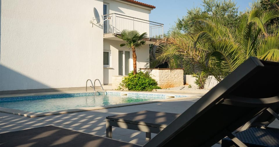 Property building, Patio, Day, Garden, Garden view, Pool view, Swimming pool, sunbed